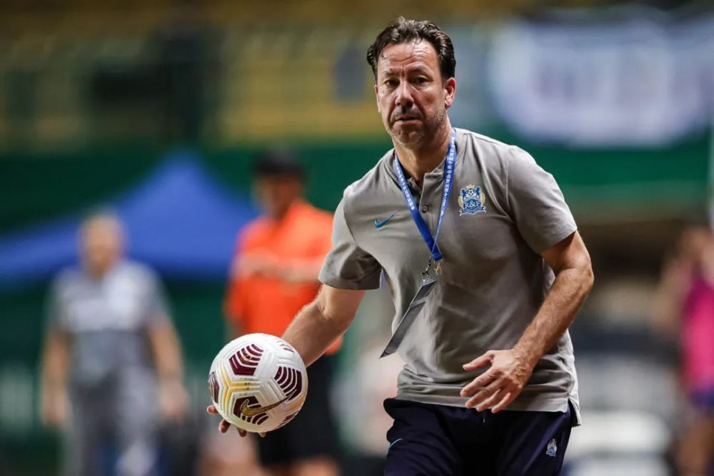  马赛主场逆转布雷斯特 主教练赛后激动落泪  