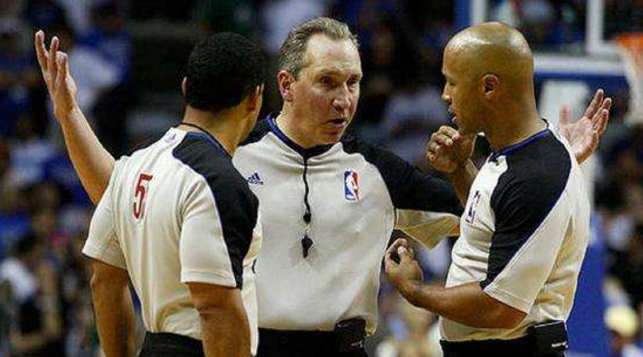 里昂主帅赛后炮轰裁判争议判罚  