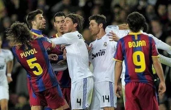  米兰德比战火药味十足，特奥红牌引发赛后争议  