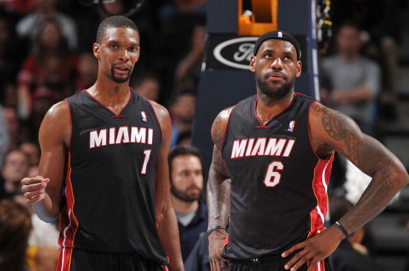  库里三分雨浇灭热火，勇士主场大胜巩固榜首  